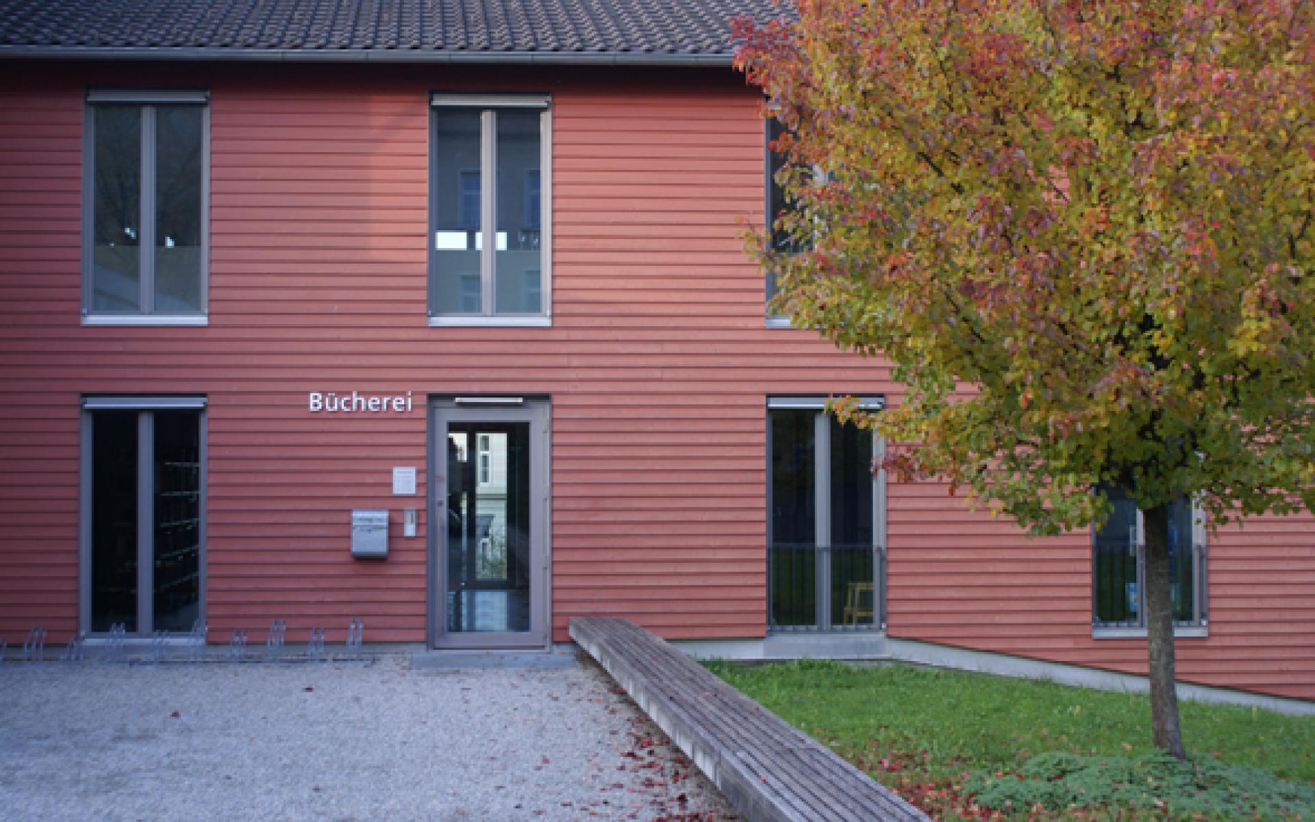 Bücherei im Herbst
